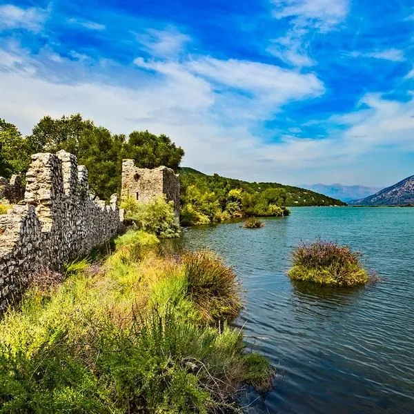 Ksamil – plaże, wyspy i Butrint: praktyczny plan udanego wyjazdu