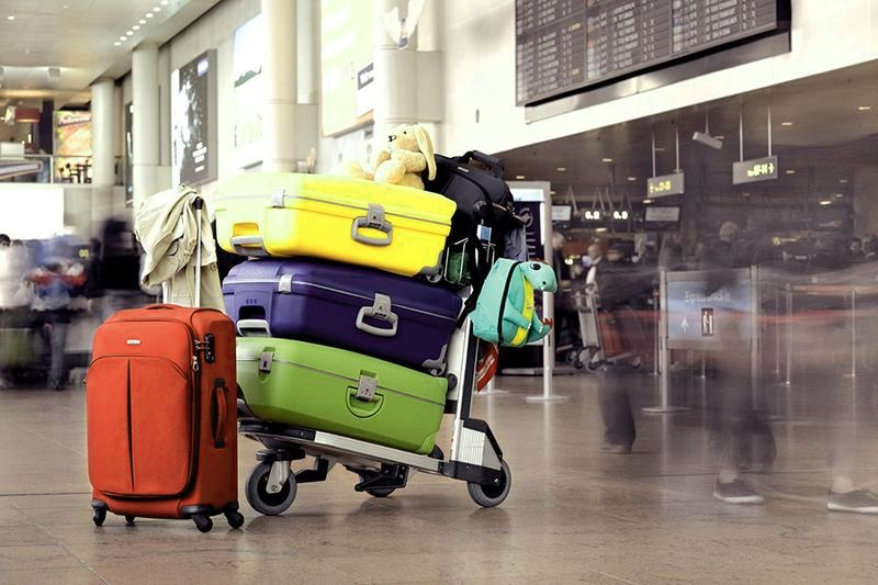 Odprawa na lotnisku krok po kroku: jak przejść ją bez stresu