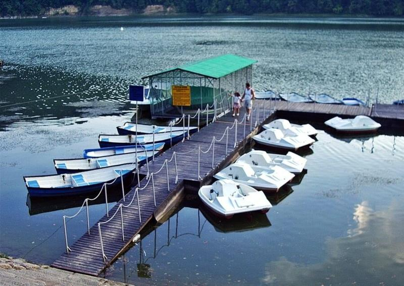 Biwak nad jeziorem